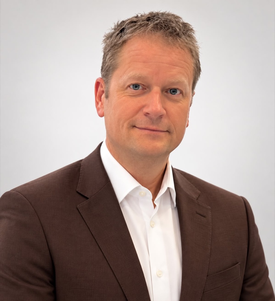Mr Darryl Coombes, Consultant Facial Plastic Surgeon